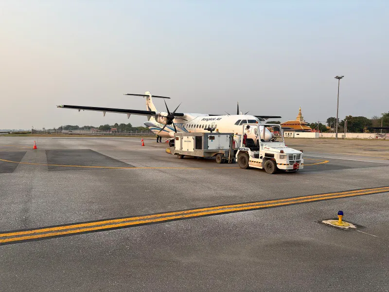 空港のエプロンに駐機する、サムイ島の短距離路線で使われる機種のバンコクエアウェイズATR 72-600ターボプロップ機