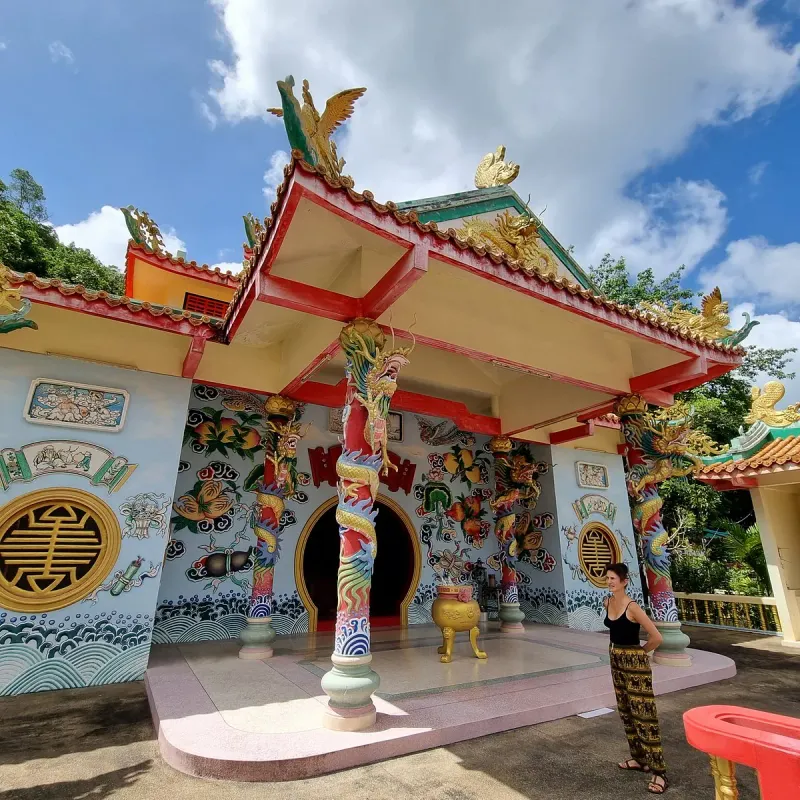 Dragon-wrapped entrance pillar and incense urn at the shrine's main hall