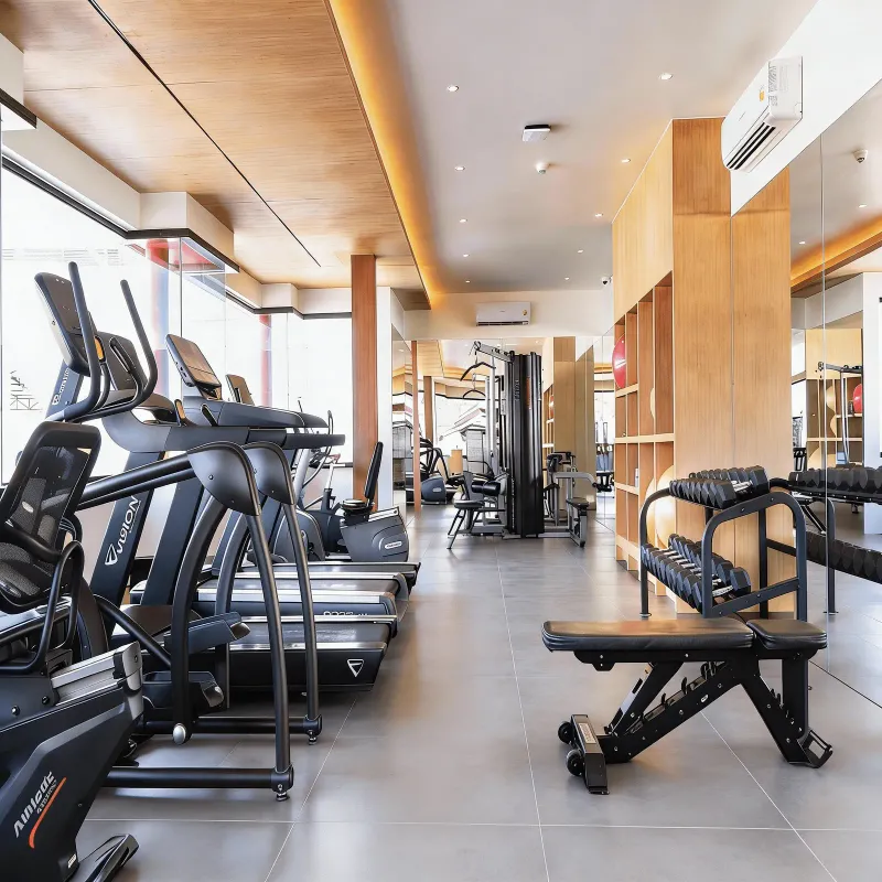 Fitnesscenter mit Laufbändern, Crosstrainern und freien Gewichten im Chaweng Regent Beach Resort