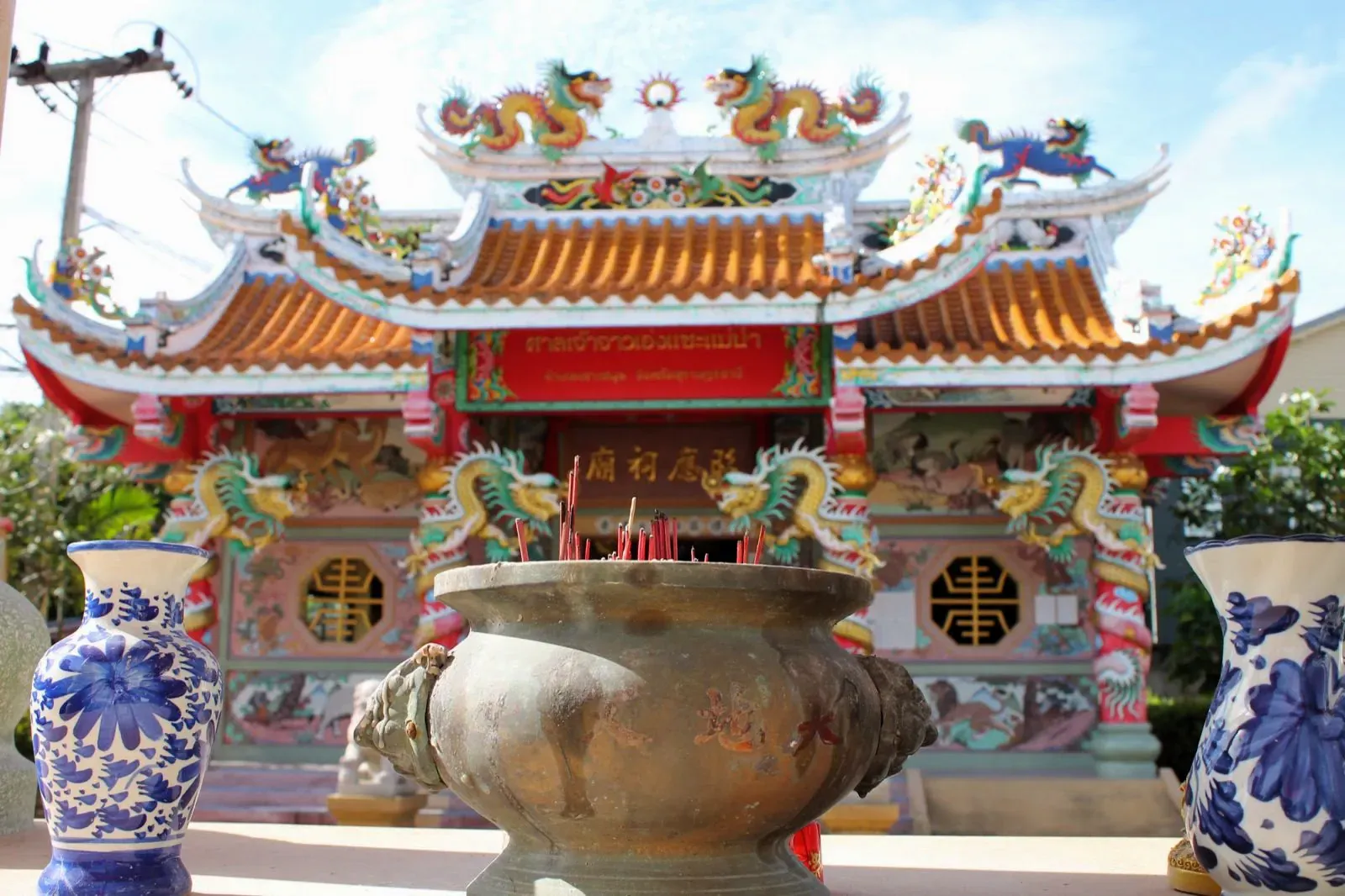 Maenam Chinese Temple: Free Chao Eng Sae Shrine, Thursday Market