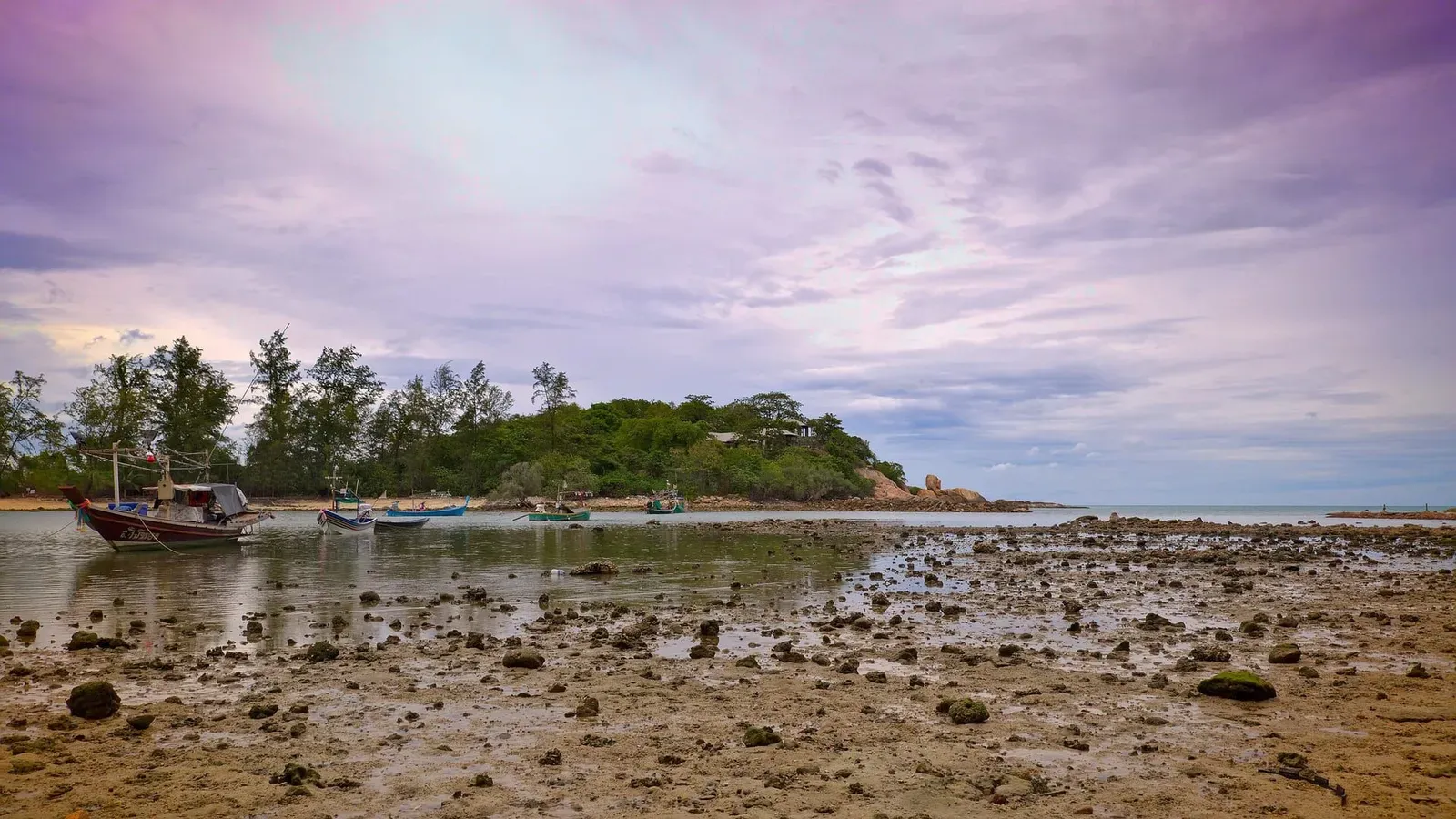 Choeng Mon Beach, Koh Samui: Calm, Shallow Water for Families