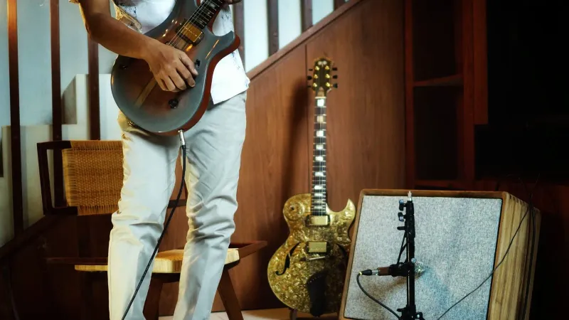 Gitarrist spielt E-Gitarre neben einem Verstärker