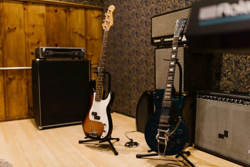 E-Gitarren und Verstärker, arrangiert in einer Musikstudio-Umgebung