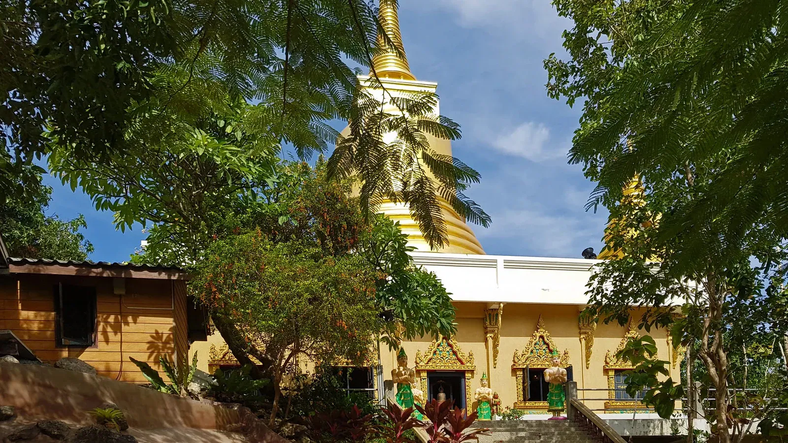 Wat Chaeng Nathon: Free Samui Temple with Giant Yak Guardians