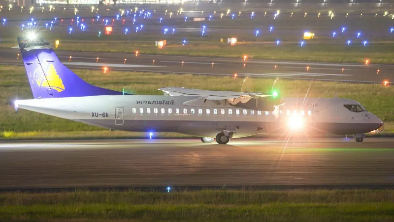 Aereo di linea che rulla di notte, a rappresentare gli arrivi serali diretti a Chaweng, Koh Samui