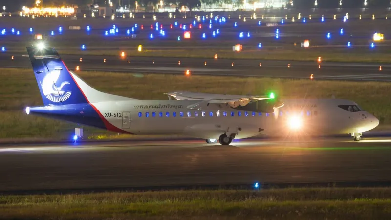 サムイ島の空港の到着エリアにいるタクシーと運転手