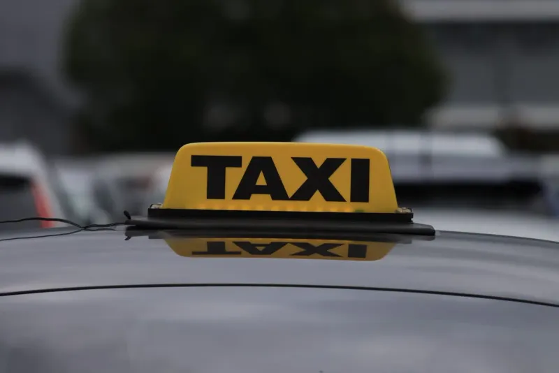 Insegna gialla dei taxi sul tetto di un'auto usata per i ritiri in aeroporto verso Chaweng