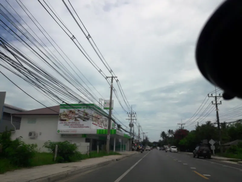 サムイ島のメナムにある、Bang Po Seafood近くの道の地元の店と車の流れ