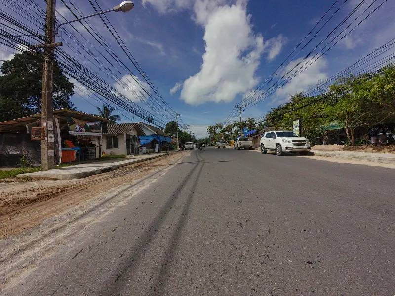 サムイ島のメナムにある、Bang Po Seafoodレストラン近くの地元の街角