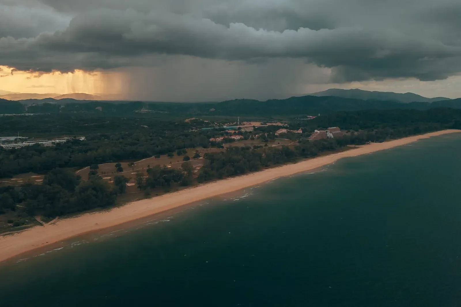 Koh Samui in October: 30.6°C, 295 mm Rain, Early vs Late