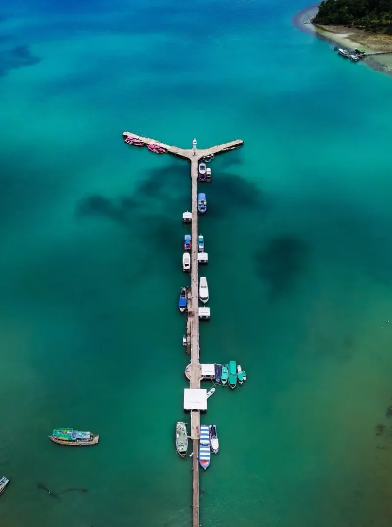 Boat docked at a Koh Samui pier, the kind of informal departure point crews use