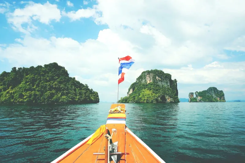 A longtail bow heading for the islands
