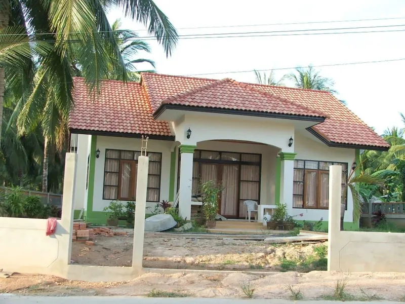 A house among palm trees in the Ban Tai hills, near Maenam subdistrict on Koh Samui's north coast