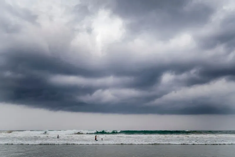 Dunkle Monsun-Gewitterwolken über kabbeligem Wasser des Golfs von Thailand nahe Koh Samui