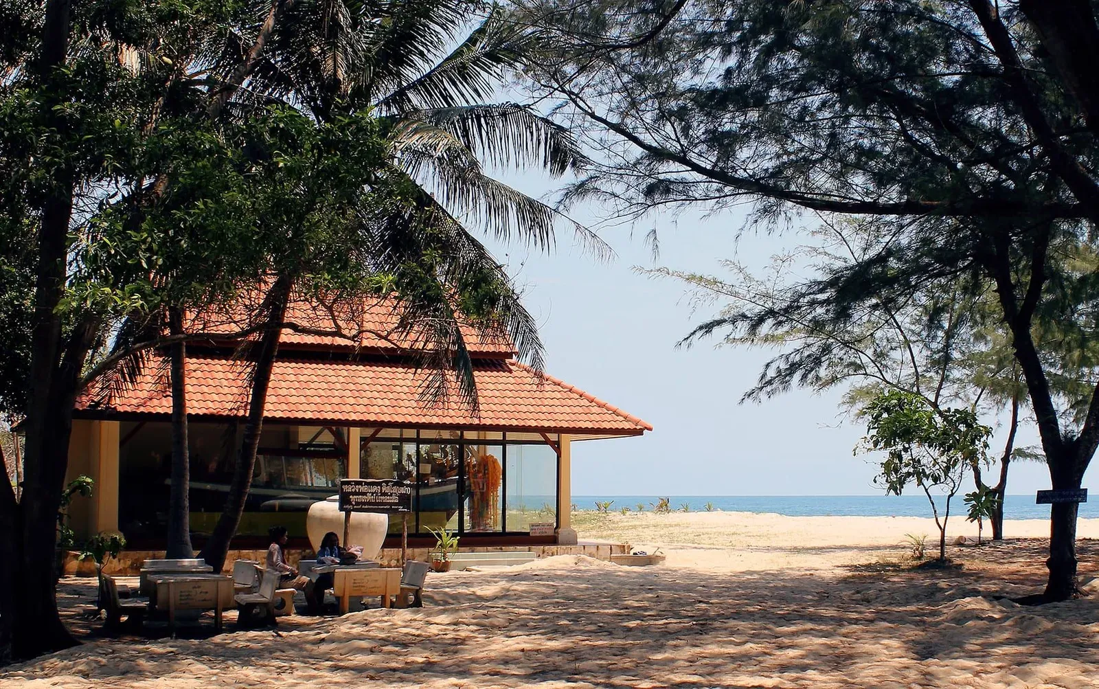 Laem Sor Beach Koh Samui: Small Cove Beside the Golden Pagoda