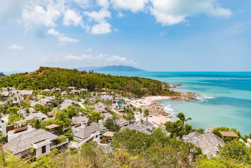 Luftaufnahme der Hangvillen und der felsigen privaten Bucht des The Ritz-Carlton, Koh Samui in Choeng Mon
