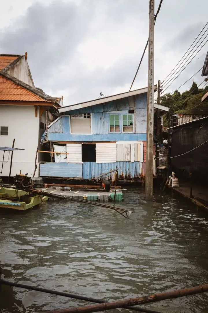 タイ南部の運河沿いに建つ、伝統的な木造の高床式の家
