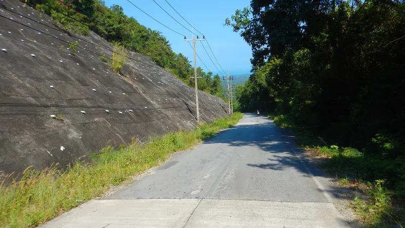 Steep mountain road through the Lipa Noi hills en route to Tartain