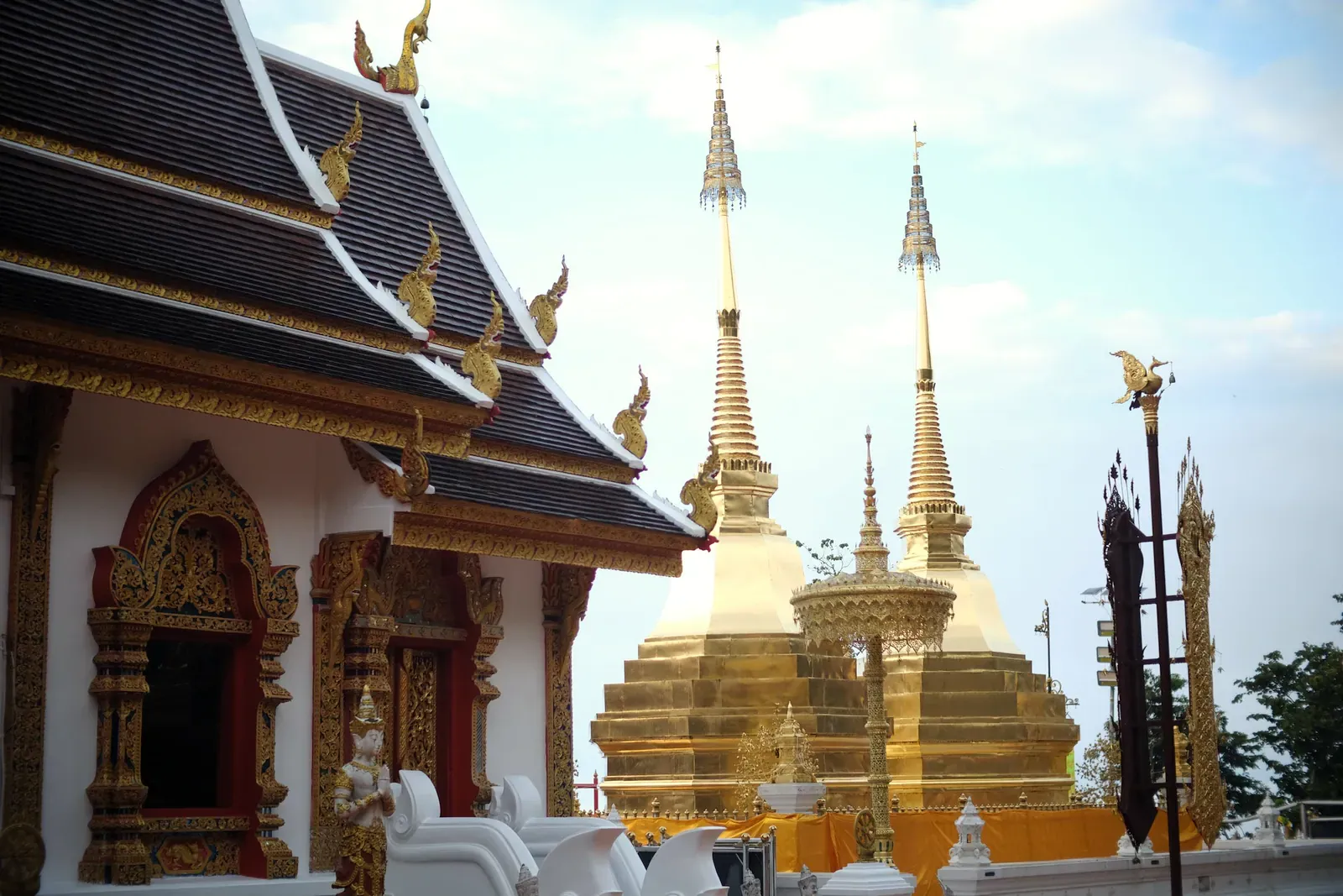 Wat Nara Charoen Suk: The Serene Guardian of Lipa Noi