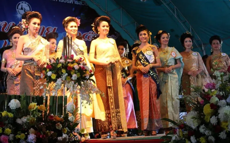 Mit Kerzen und Blumen geschmückte Krathong-Flöße bei einer Loy-Krathong-Feier am Chaweng Beach auf Koh Samui