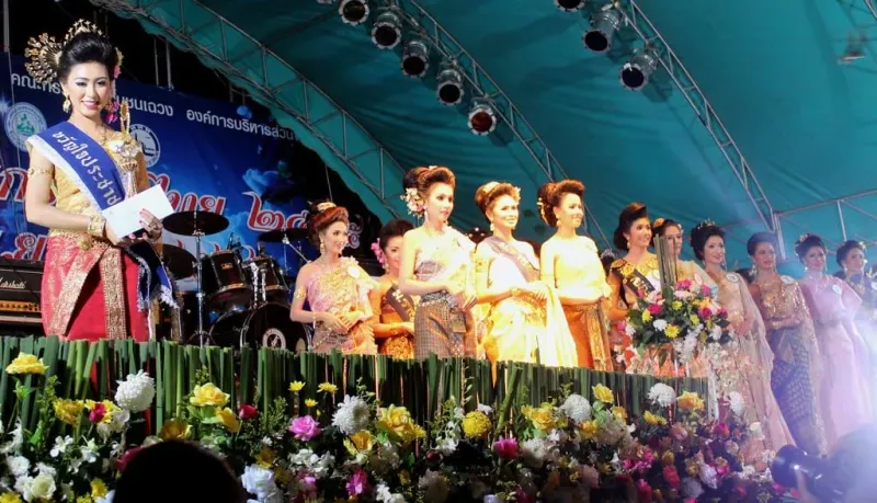 Menschenmenge beim Loy-Krathong-Fest am Chaweng Beach auf Koh Samui zur jährlichen Wasserlaternen-Feier