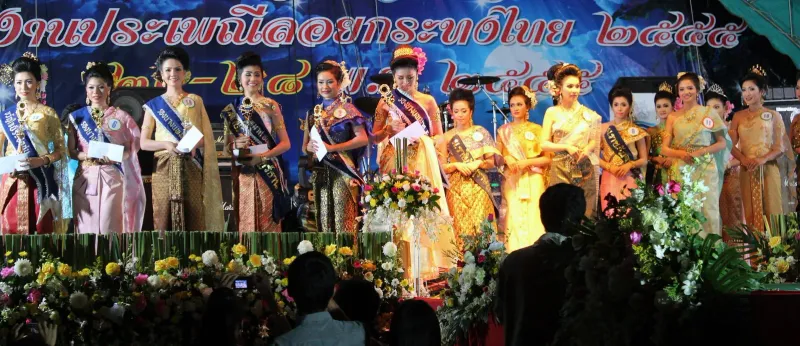 Weite Ansicht der Loy-Krathong-Feierlichkeiten und Bühnenlichter am Chaweng Beach auf Koh Samui