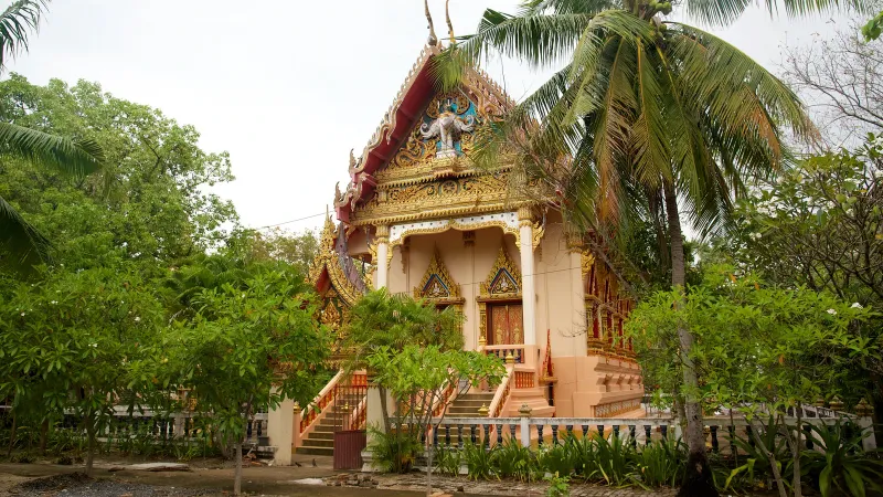 Temple grounds at Wat Na Phra Lan, Maenam, Koh Samui