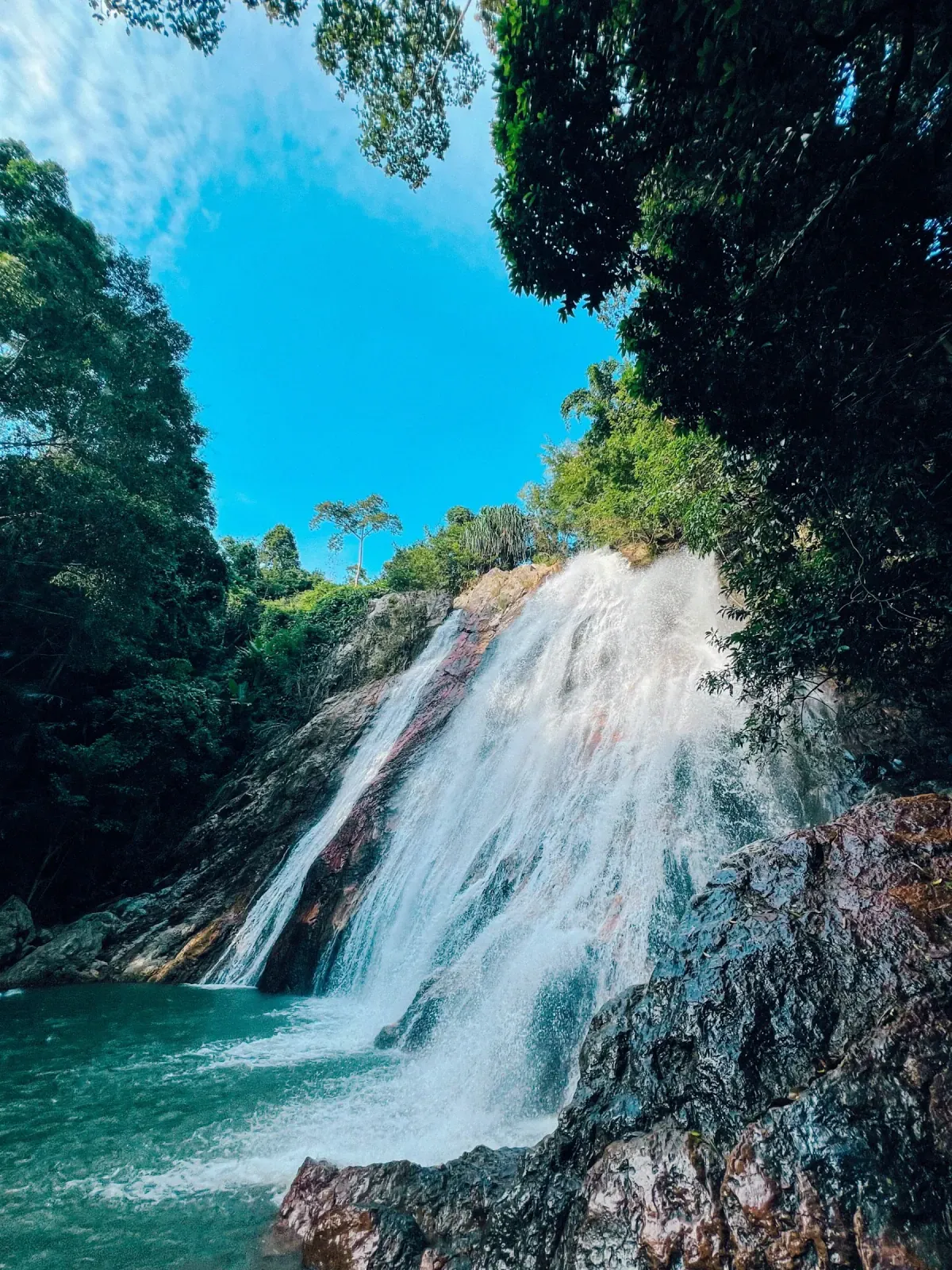 Water flowing over rocks at Zong Raue Waterfall